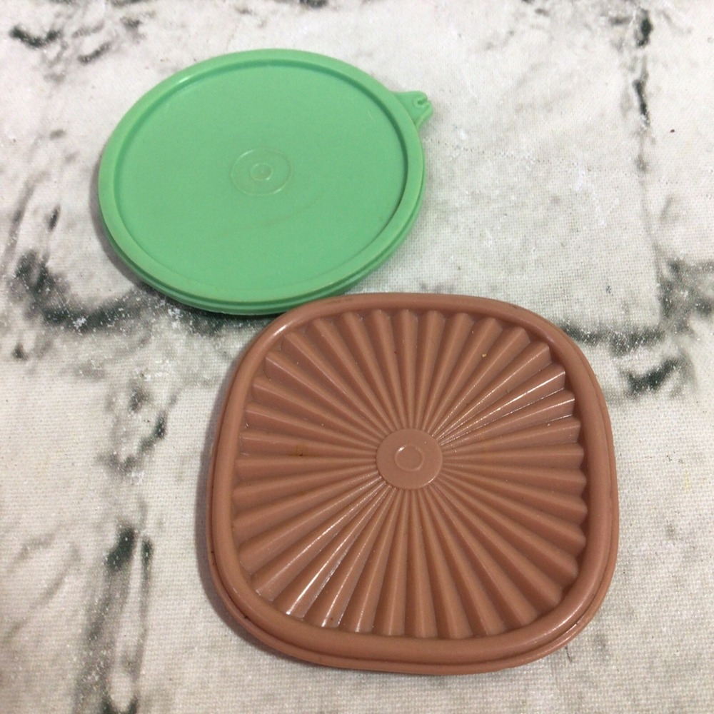 Tupperware Magnets Lot Of 2‎ Lids Green Brown
